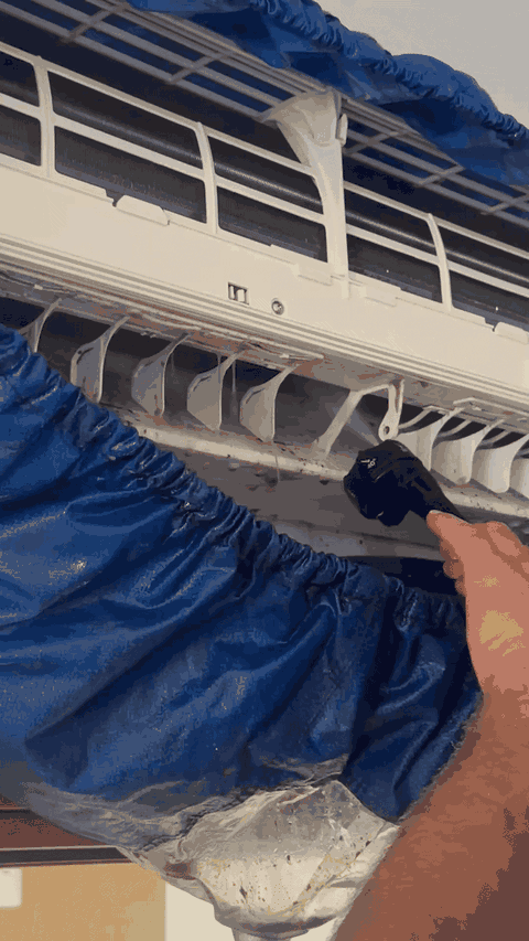 סרטון המציג ניקיון מזגן עילי בפעולה – לפני ואחרי